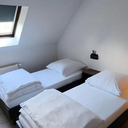 Zwei Komfortable Zweibettzimmer Mit Gemeinschaftsbad & Gemeinschaftskueche