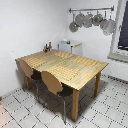 Homestay Zwei Komfortable Zweibettzimmer Mit Gemeinschaftsbad & Gemeinschaftskueche