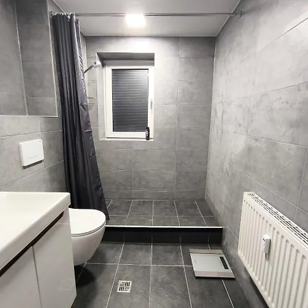 Zwei Komfortable Zweibettzimmer Mit Gemeinschaftsbad & Gemeinschaftskueche