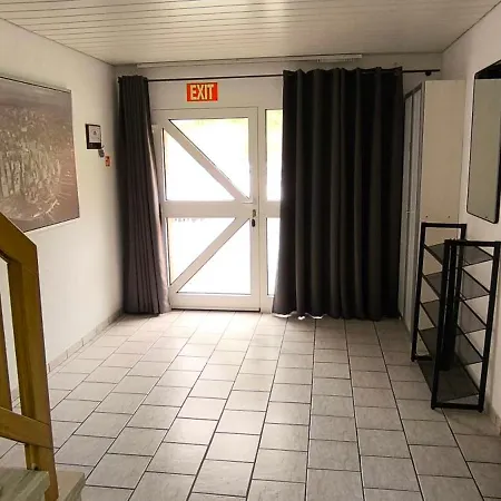 Homestay Zwei Komfortable Zweibettzimmer Mit Gemeinschaftsbad & Gemeinschaftskueche *